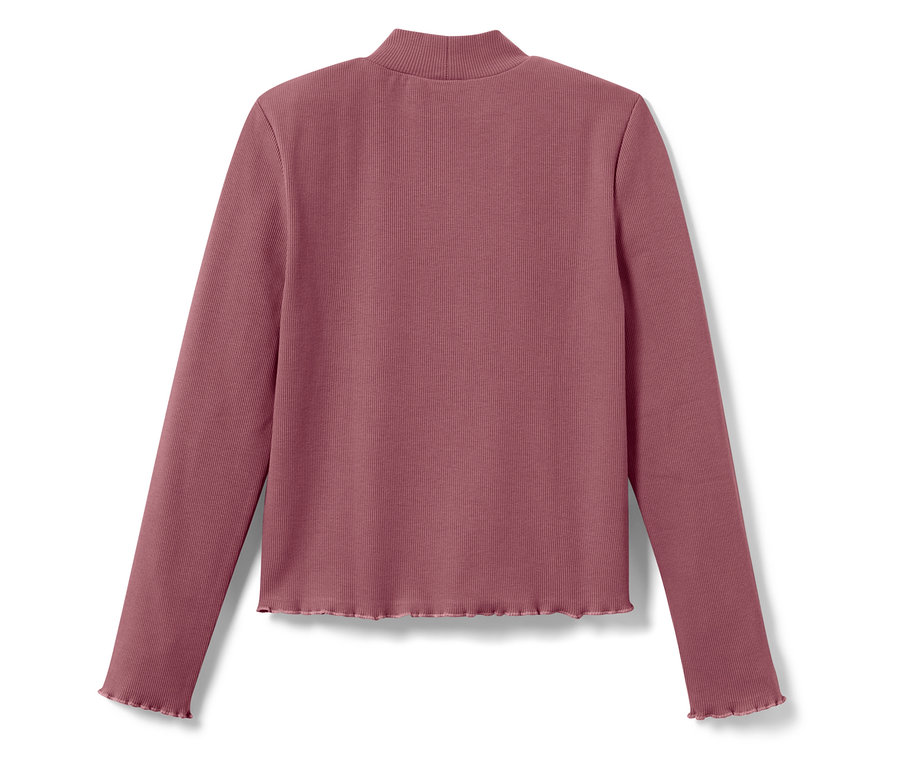 Détail du dos d'un haut rose côtelé à manches longues avec col roulé.