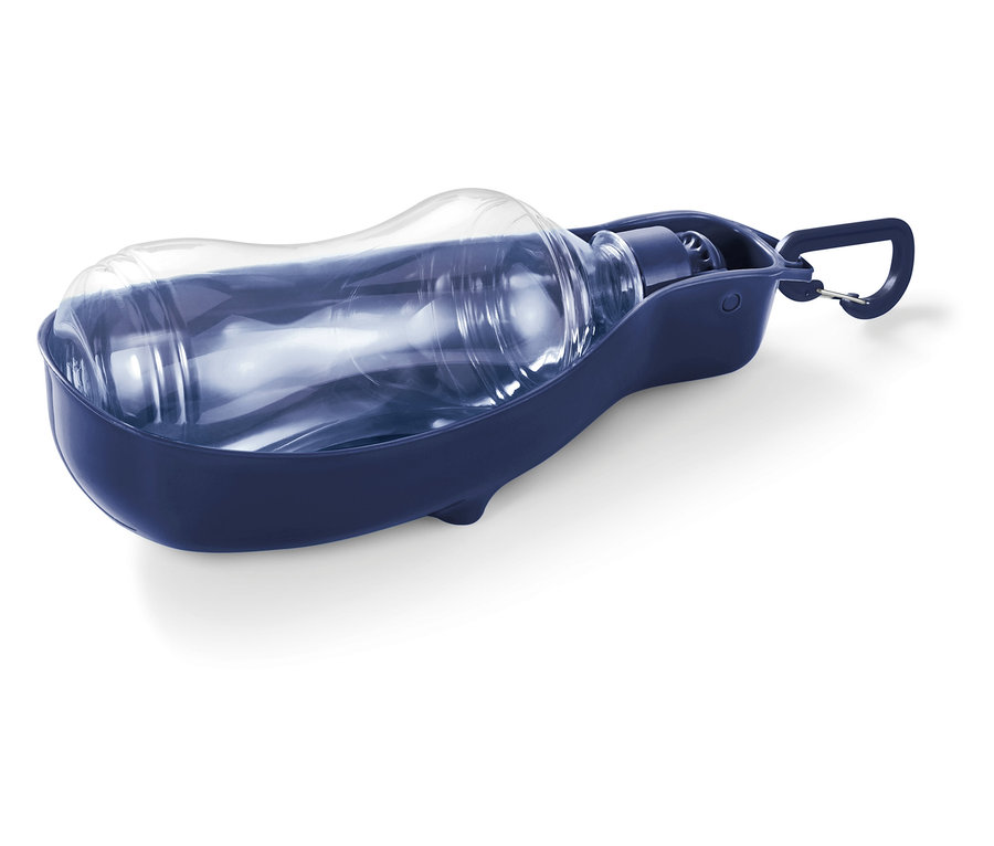 Bouteille d'eau transparente dans un bol en plastique bleu avec mousqueton.