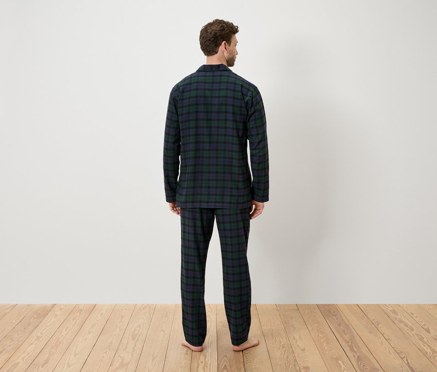 Un homme, vu de dos, porte un pyjama à carreaux.