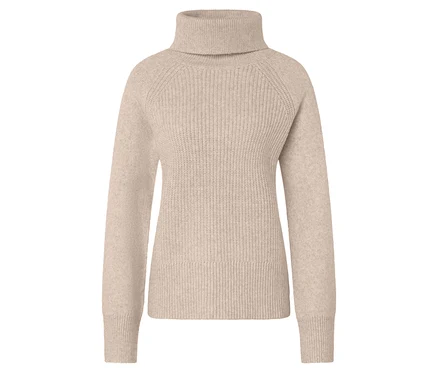 Un pull col roulé crème chiné posé sur un fond blanc.