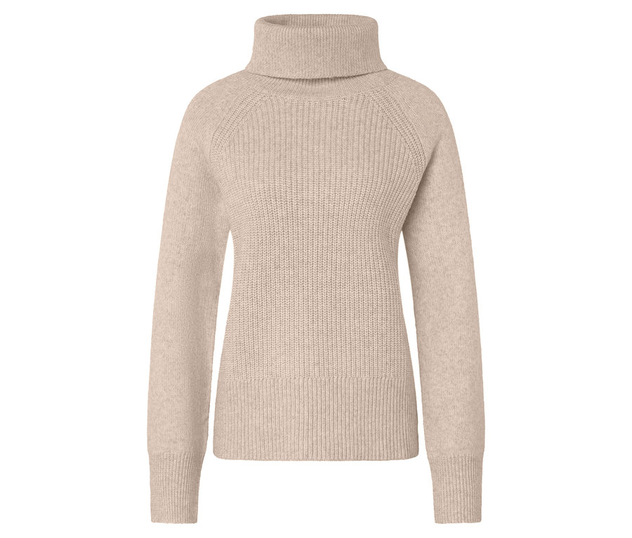 Un pull col roulé crème chiné posé sur un fond blanc.