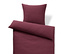 Linge de lit bordeaux et oreiller sur fond blanc.
