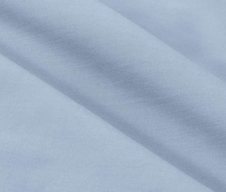 Gros plan d'un tissu bleu clair avec de légers plis.