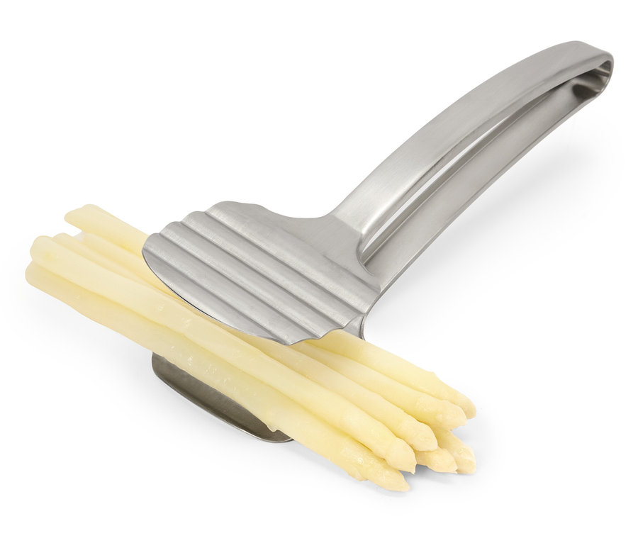 Un éplucheur d'asperges en acier inoxydable avec des asperges blanches.