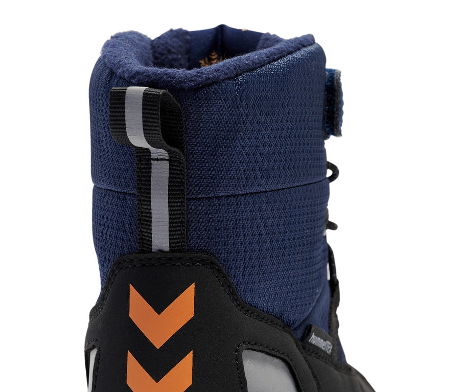 Gros plan sur une botte de neige Tex HUMMEL bleue.