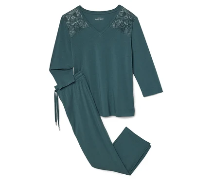 Pyjama vert avec manches longues et pantalon. Le haut a un col en V et de la dentelle florale sur les épaules.