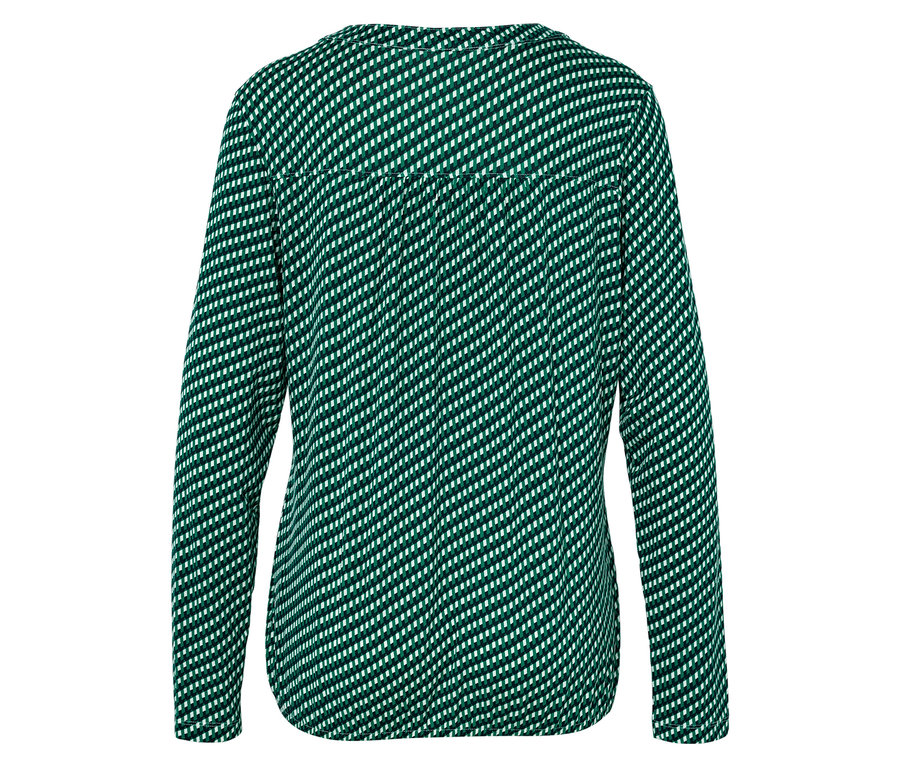 Détail du dos d'un pull vert avec un motif blanc.
