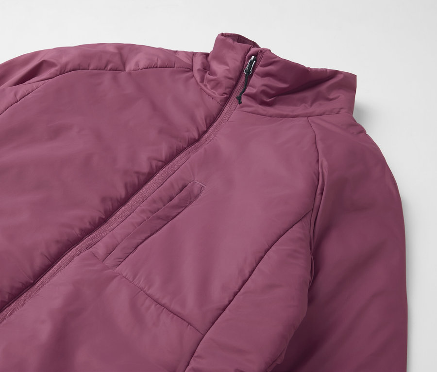 Gros plan d'une veste violette avec une courte fermeture éclair et une poche poitrine.