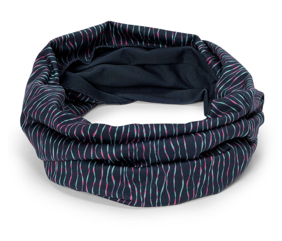 Un tour de cou bleu foncé avec un motif à rayures roses et turquoises est posé sur un fond blanc.