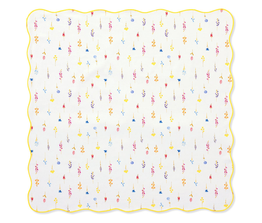 Tissu carré avec bordure jaune et motif floral.