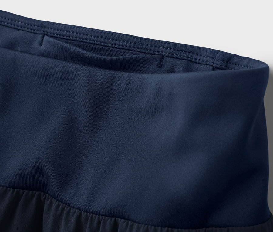 Gros plan sur un short de sport 2 en 1 bleu marine.