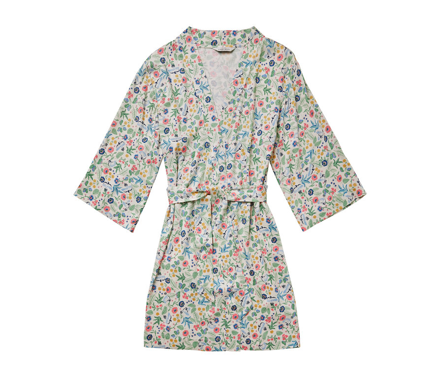 Robe de chambre fleurie avec ceinture.