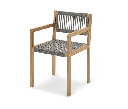 Gros plan d'une chaise de salle à manger avec un tissage textile et des accoudoirs.