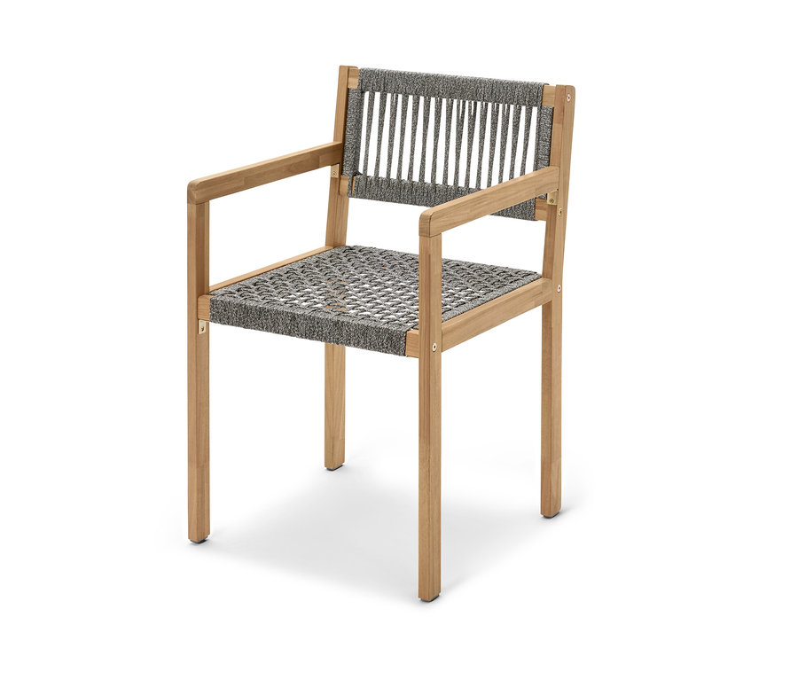 Gros plan d'une chaise de salle à manger avec un tissage textile et des accoudoirs.