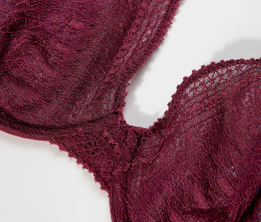 Détail d'un soutien-gorge à armatures violet « Leila » Passionata.