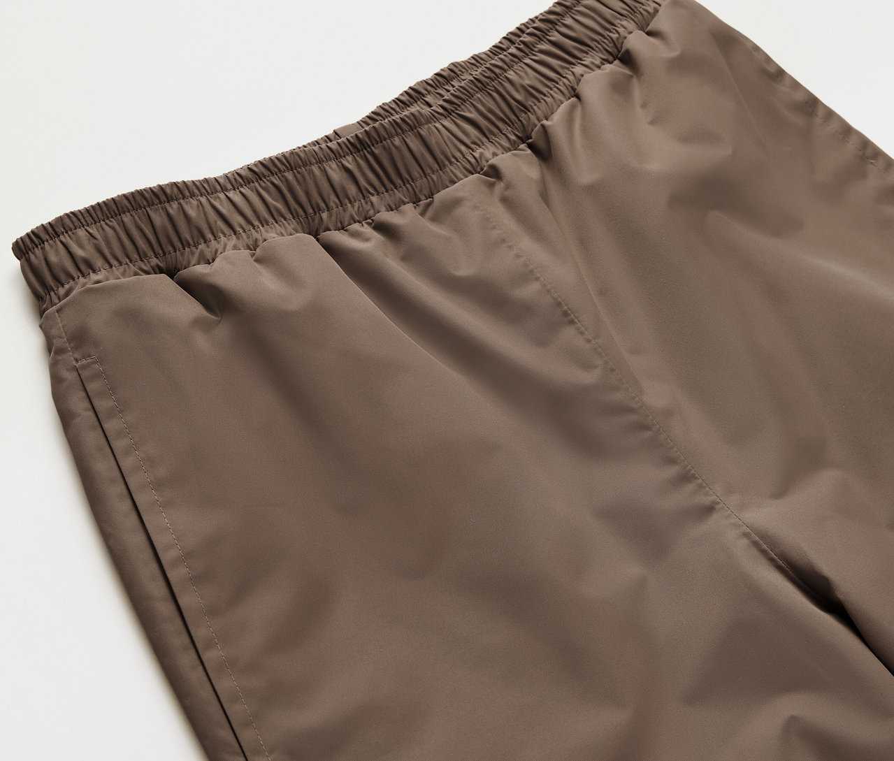 Gros plan sur un pantalon de pluie pour enfant.