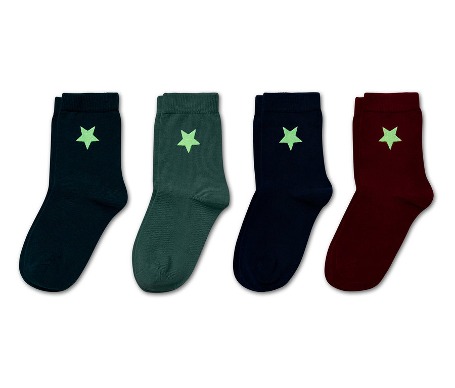 Quatre paires de chaussettes de différentes couleurs (bleu foncé, vert, bleu foncé et bordeaux) avec une étoile sur chaque chaussette.