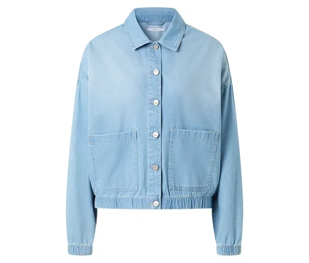 Veste en jean bleu clair avec fermeture boutonnée et deux poches plaquées.