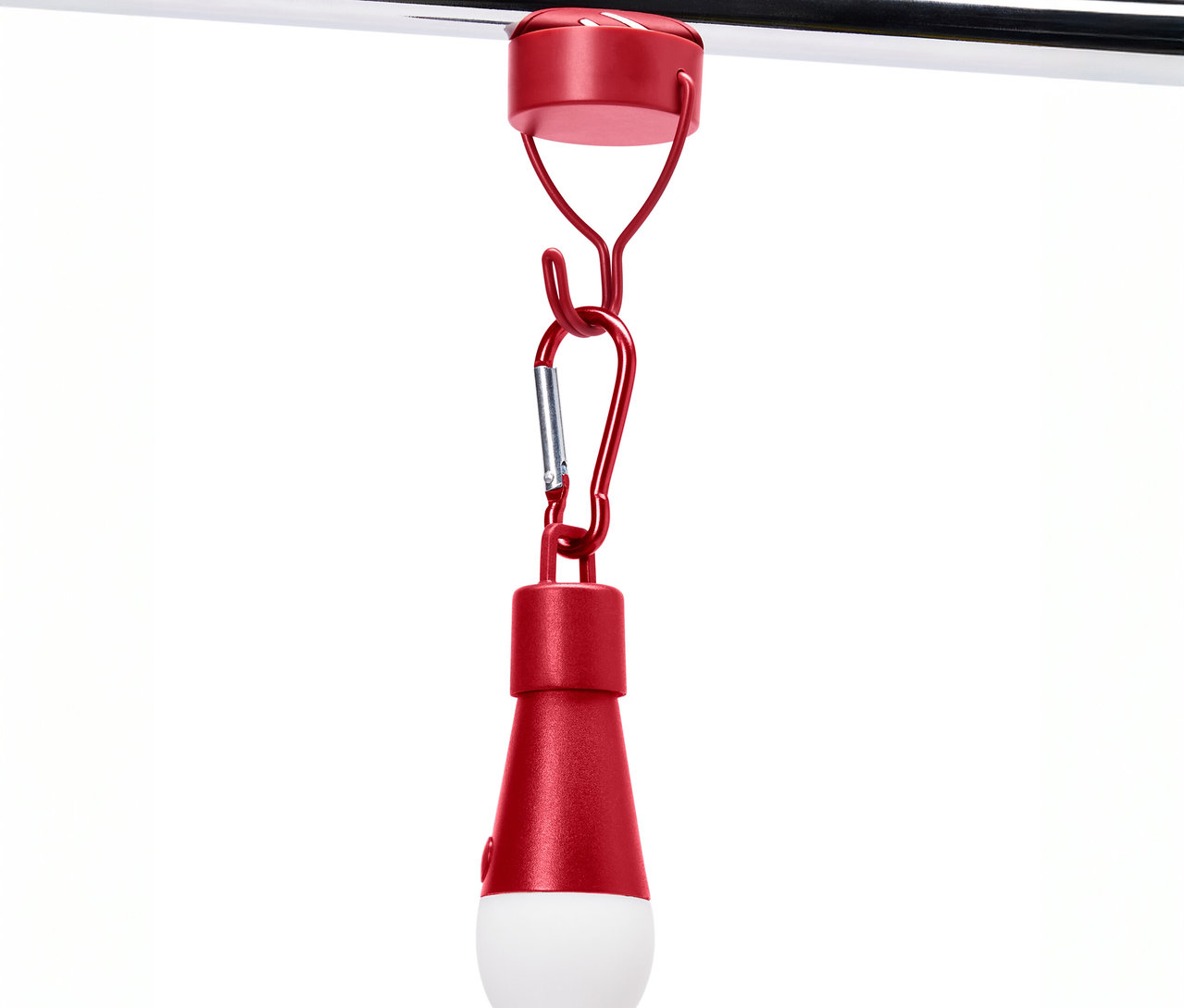 Une lanterne LED rouge est suspendue à une barre argentée.