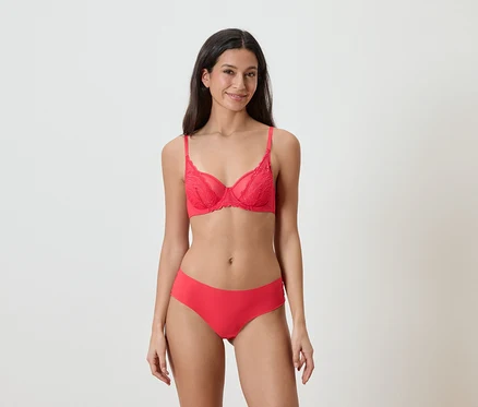 Femme portant un soutien-gorge rouge et une culotte rouge.
