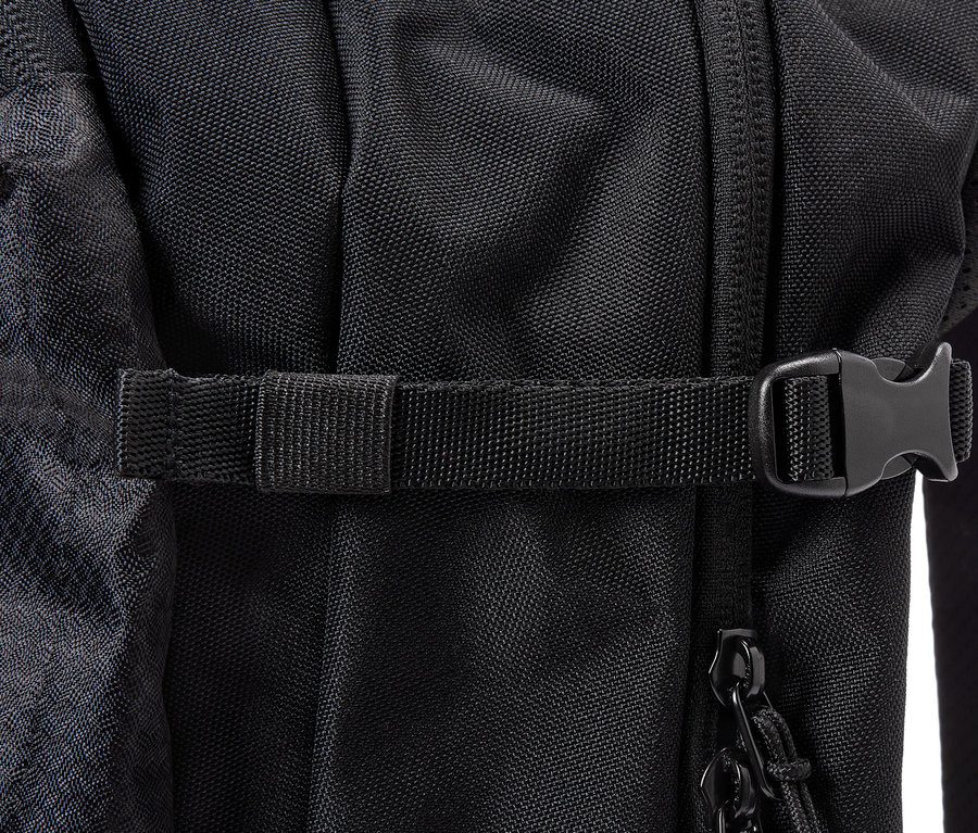 Vue détaillée d'un sac à dos noir avec une sangle et une boucle.