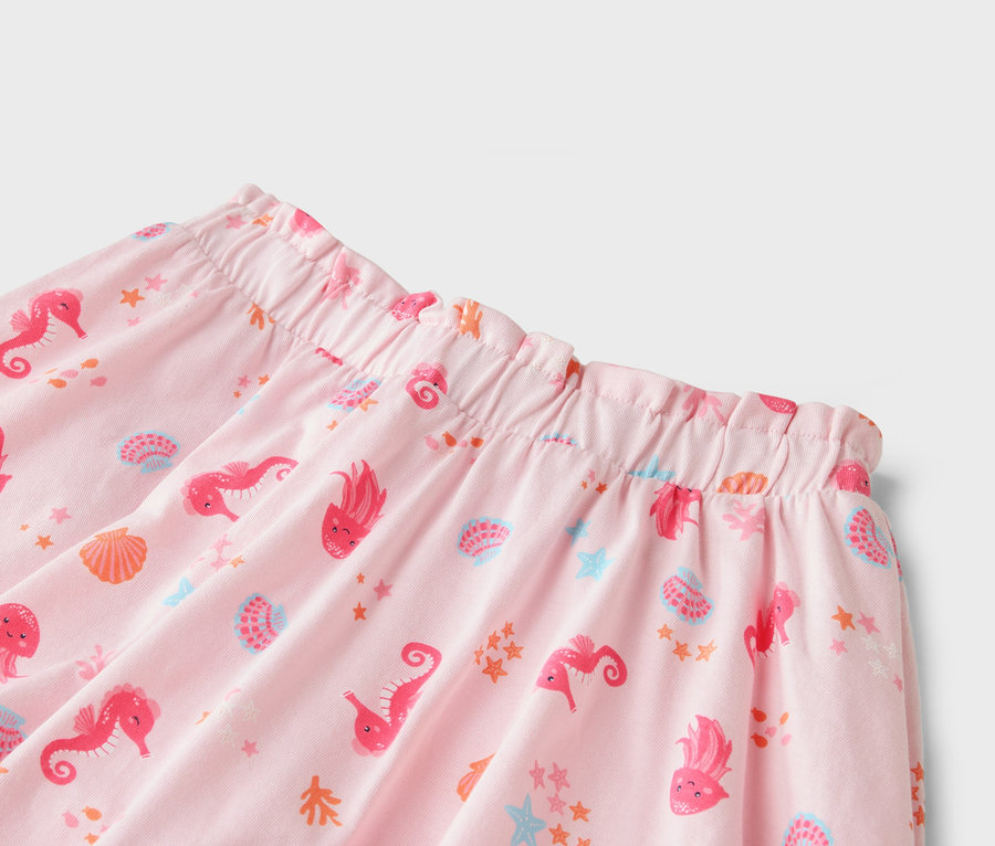 Gros plan d'un pantalon rose avec un motif d'animaux marins.