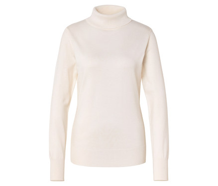 Un pull à col roulé crème à manches longues est posé sur un fond blanc.