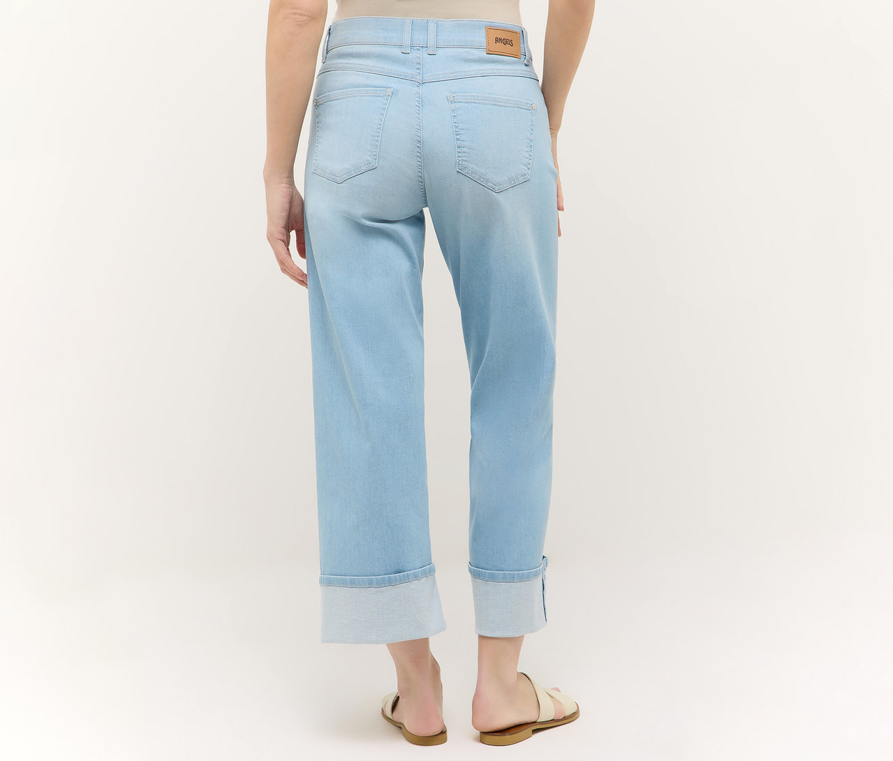 Vue arrière d'une femme portant un jean bleu clair Angels Denim «
Laia Turn-Up
», Wide Leg et des sandales.