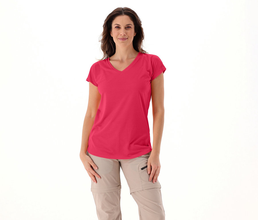 Une femme porte un t-shirt pour femme CMP avec col en V rose et un pantalon beige sur fond blanc.