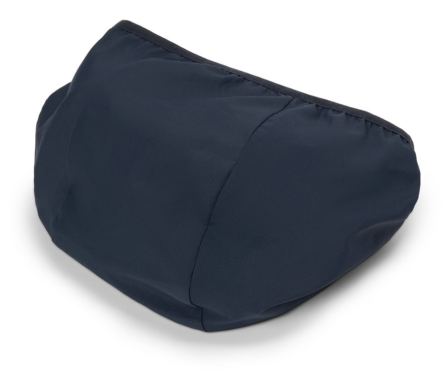 Gros plan d'une capuche bleu foncé avec une bordure noire posée sur une surface blanche.