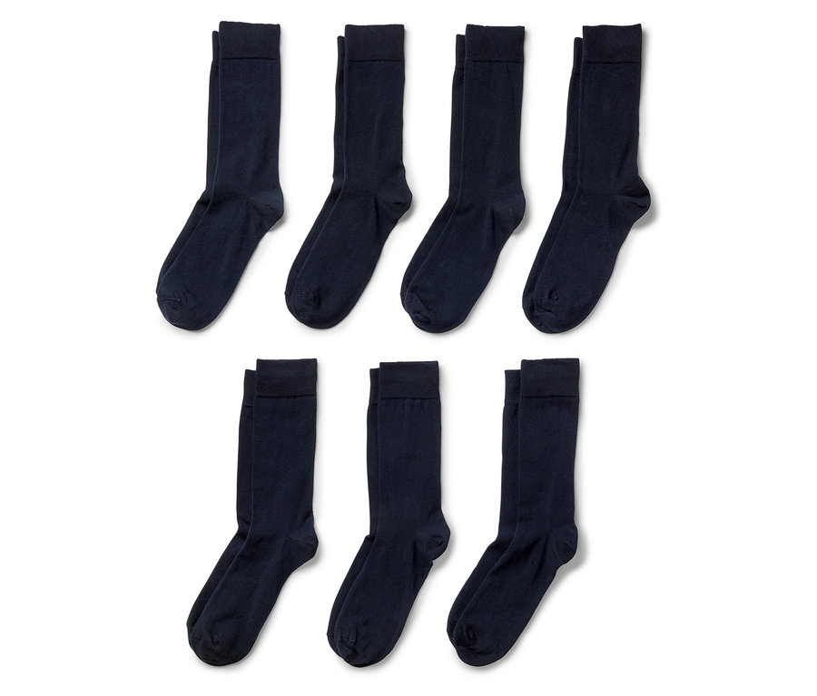 Six paires de chaussettes bleu marine disposées sur un fond blanc.