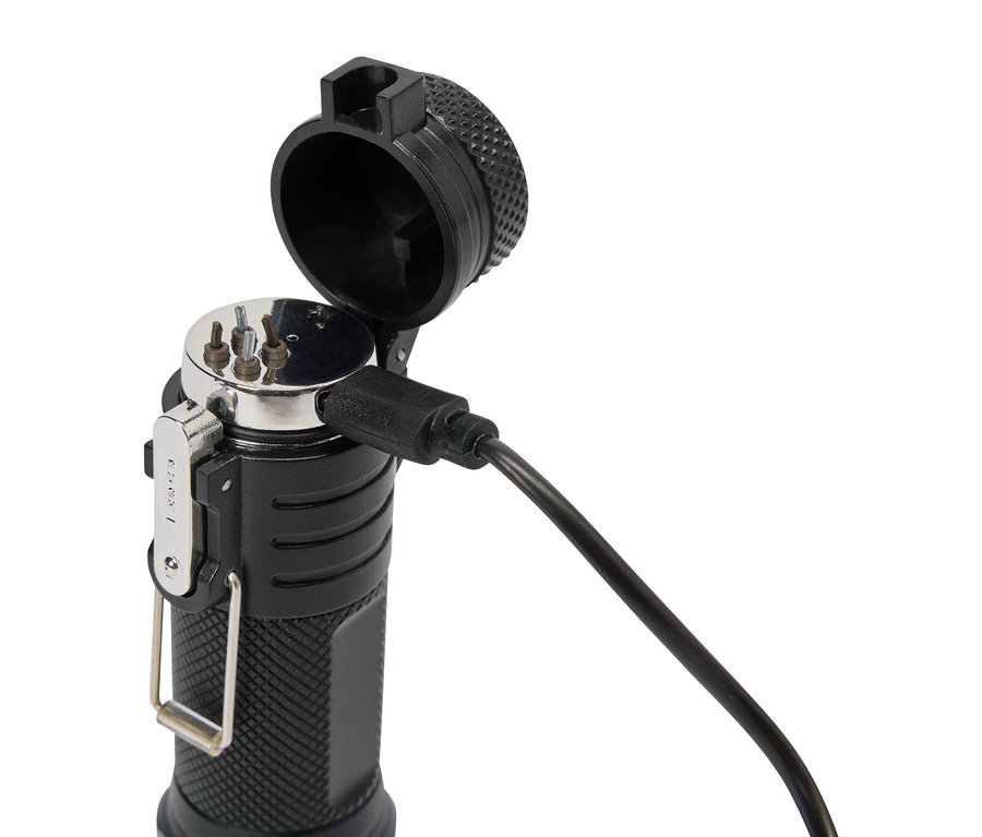 Un appareil noir avec un couvercle ouvert et un câble USB.