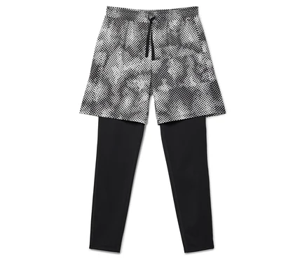 Leggings noirs avec short à pois superposé.