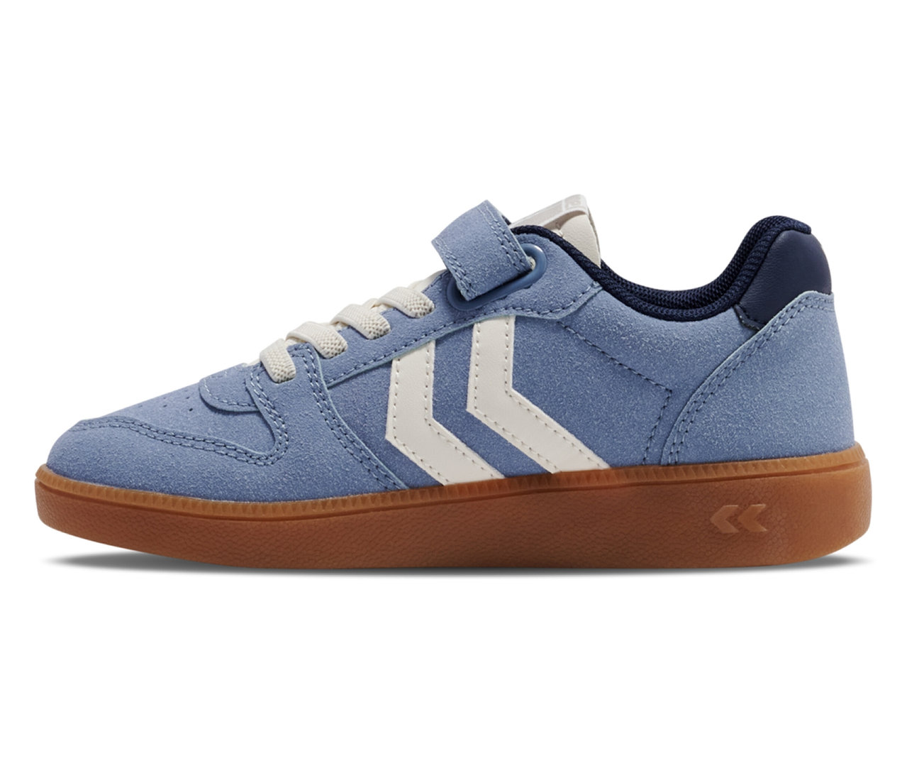 Gros plan sur les baskets bleues hummel® Handball Perfekt CL JR avec semelle marron et rayures blanches.