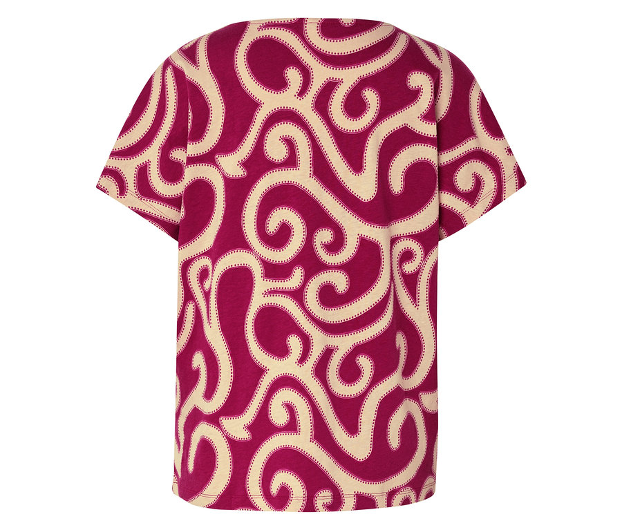 Vue arrière d'un t-shirt avec un motif de volutes beiges sur fond bordeaux.