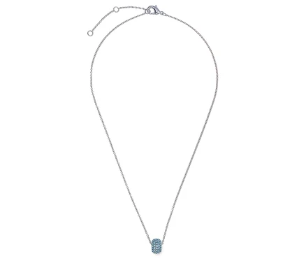 Gros plan d'un collier argenté avec un petit pendentif ovale aux accents bleus.