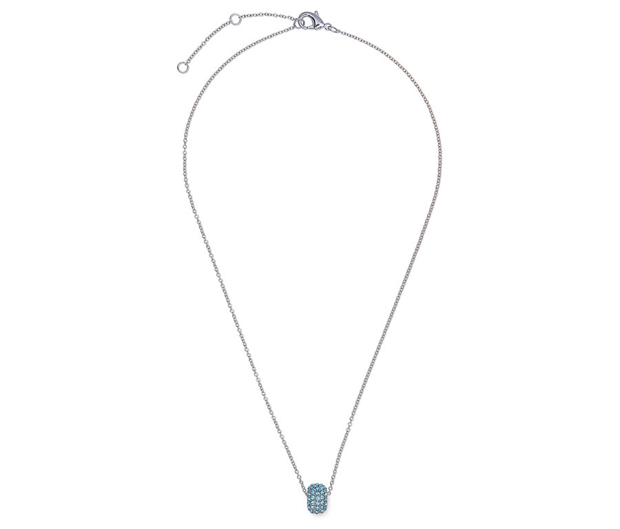 Gros plan d'un collier argenté avec un petit pendentif ovale aux accents bleus.