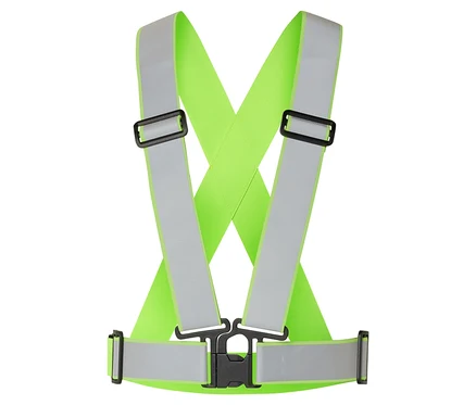 Gilet de sécurité vert néon avec bandes réfléchissantes grises et fermeture noire sur fond blanc.