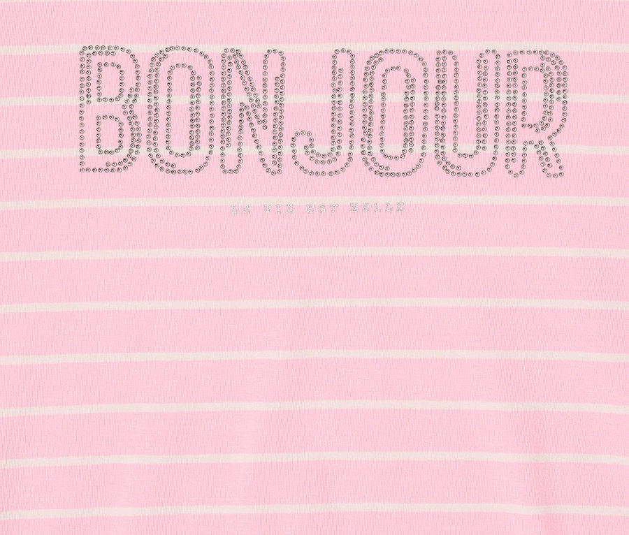 Gros plan sur un t-shirt CECIL rayé rose avec l'inscription en strass "Bonjour".