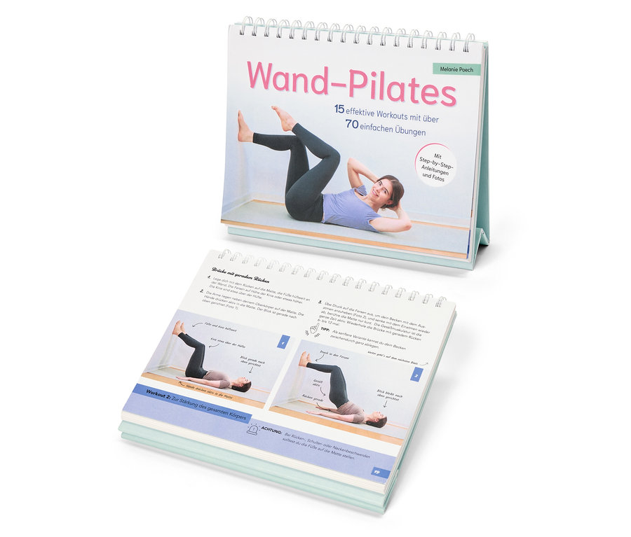 Un livre ouvert intitulé «Wand-Pilates» montre une femme faisant un exercice. Un autre livre en dessous montre des instructions.