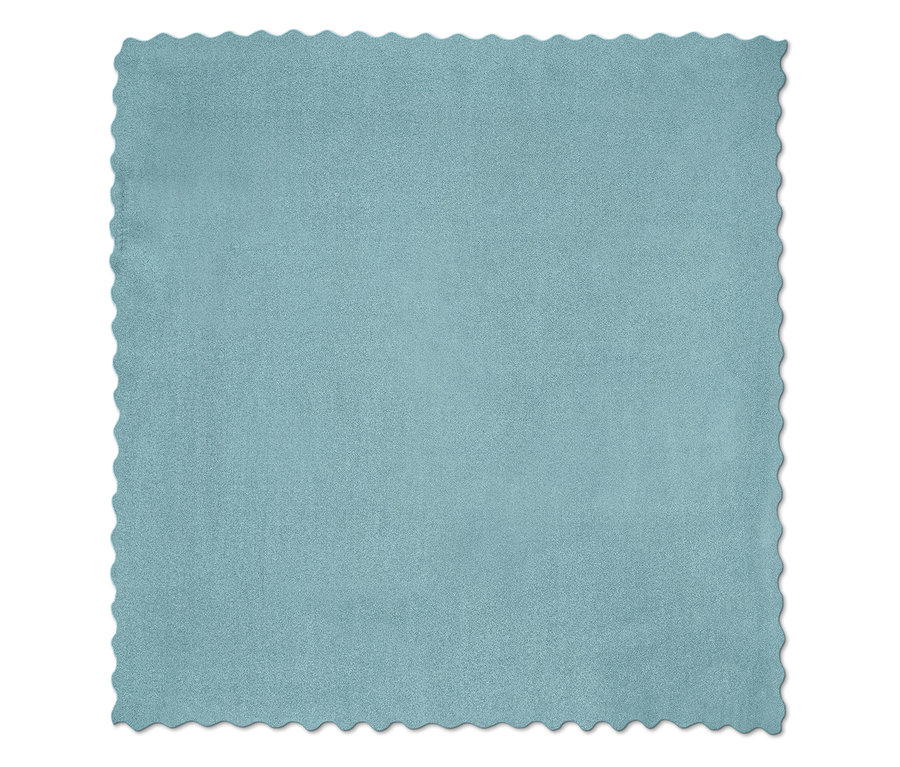Un seul chiffon en microfibre bleu clair avec un bord ondulé est posé sur un fond blanc.