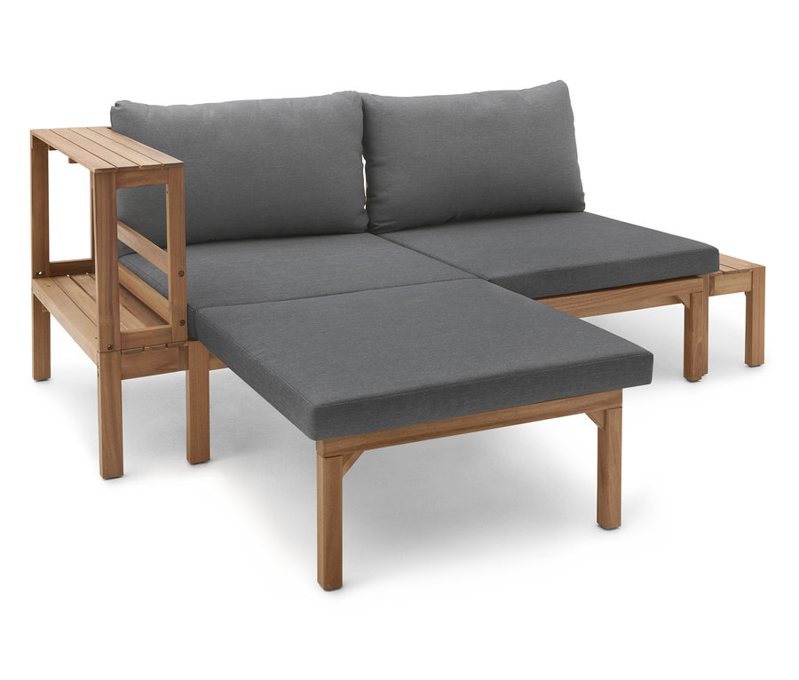 Des coussins gris sont posés sur un canapé lounge modulaire en bois avec une table d'appoint.