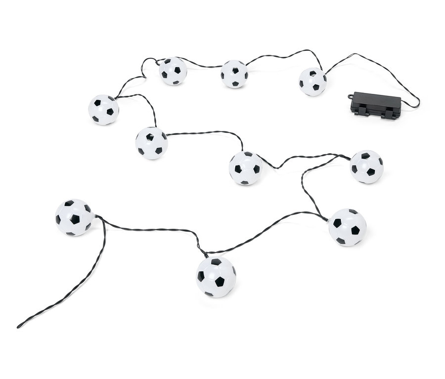 Une guirlande lumineuse avec de petits ballons de football est posée sur un fond blanc.