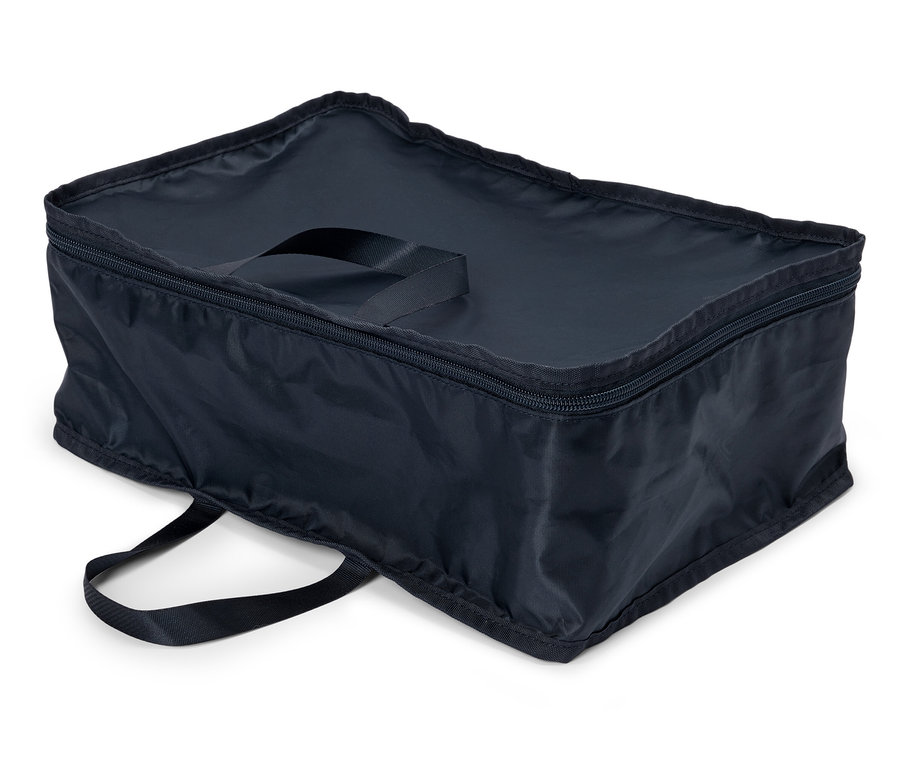Un sac de rangement rectangulaire bleu marine avec fermeture éclair et poignées est posé sur une surface blanche.