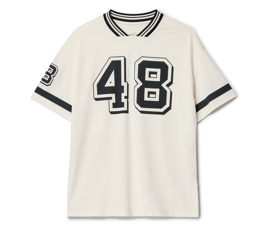 Un t-shirt couleur crème avec le numéro 48 noir sur le devant et le numéro 3 sur la manche.