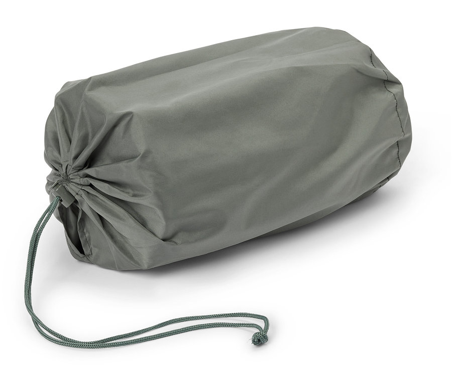 Un sac de rangement vert olive est posé sur une surface blanche.