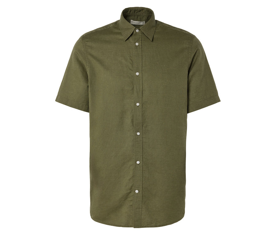 Une chemise kaki à manches courtes boutonnée.