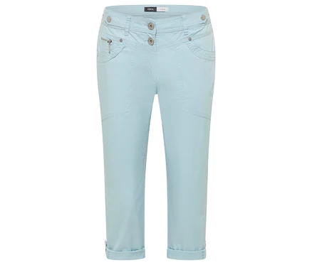 Pantalon 3/4 bleu clair Cecil «
New York
» avec boutons et fermeture éclair sur fond blanc.