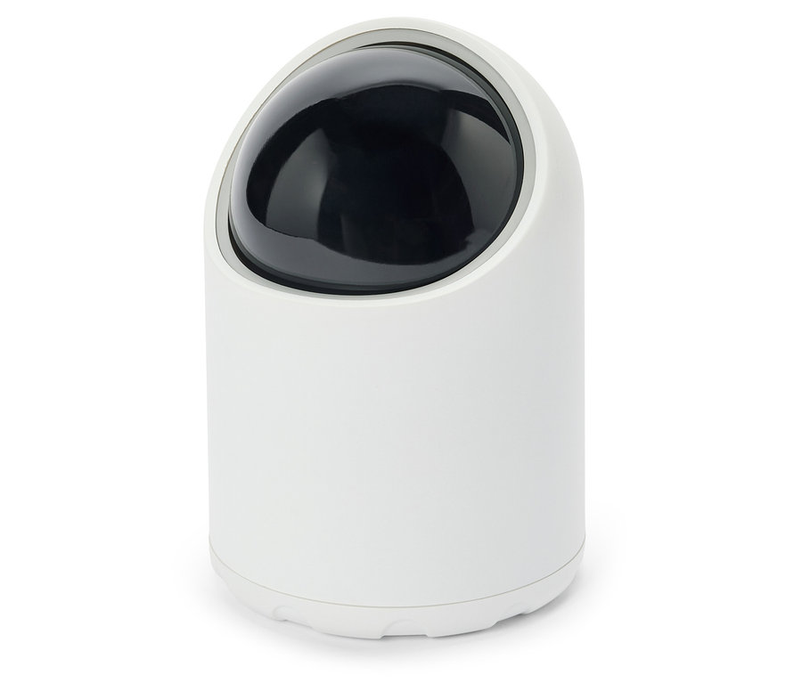 Une caméra de surveillance blanche avec un dôme noir sur fond blanc.