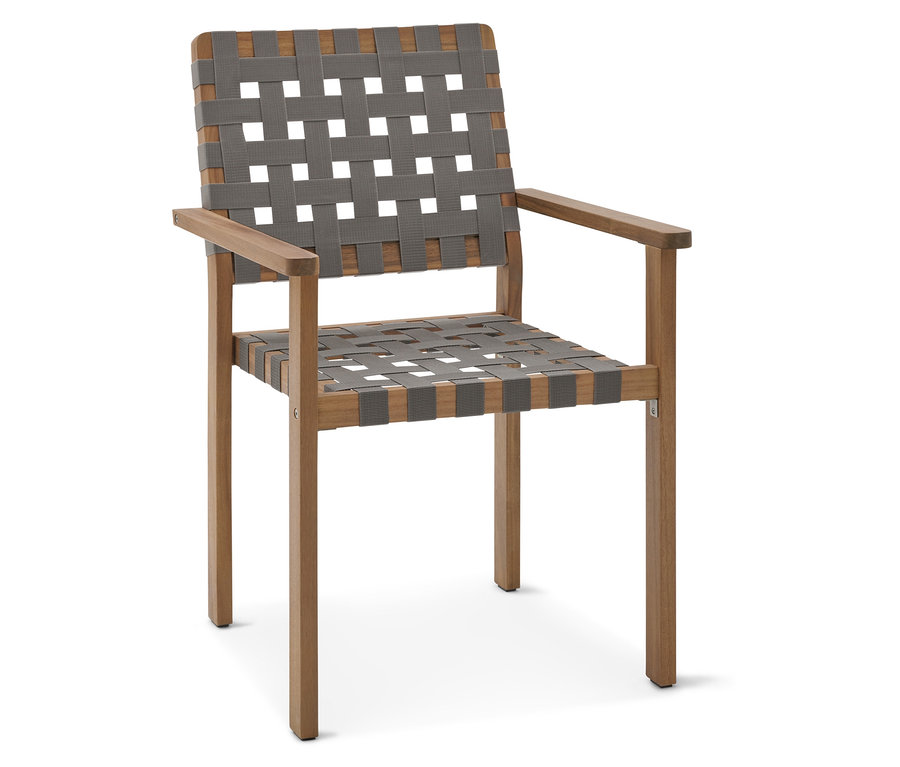 Une seule chaise avec un cadre en bois et une assise et un dossier en sangle grise se dresse sur un fond blanc.